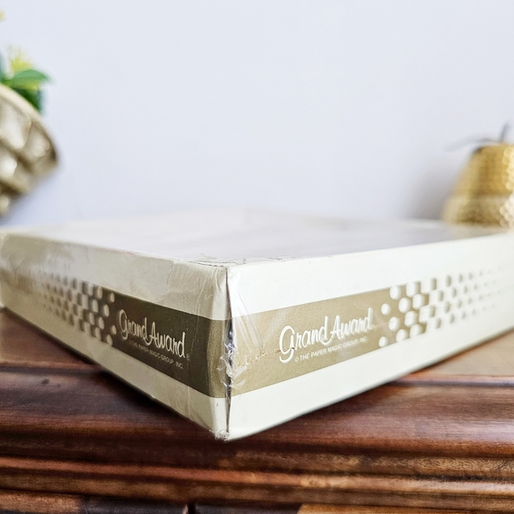 Vintage Set of 16 Christmas Cards Coordinated Envelopes Season's Greetings USA - Picture 7 of 9